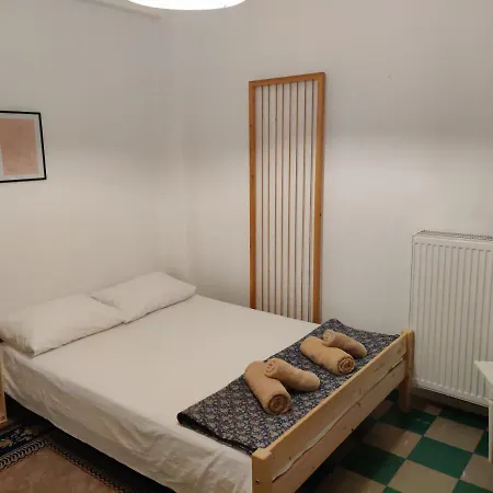 Shared Apartment, In The Centre With Free P Cars Homestay