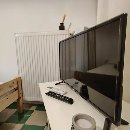 Shared Apartment, In The Centre With Free P Cars Homestay